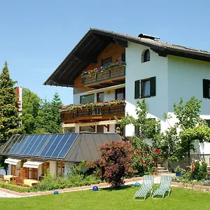 Haus Salzburgblick Bed and breakfast